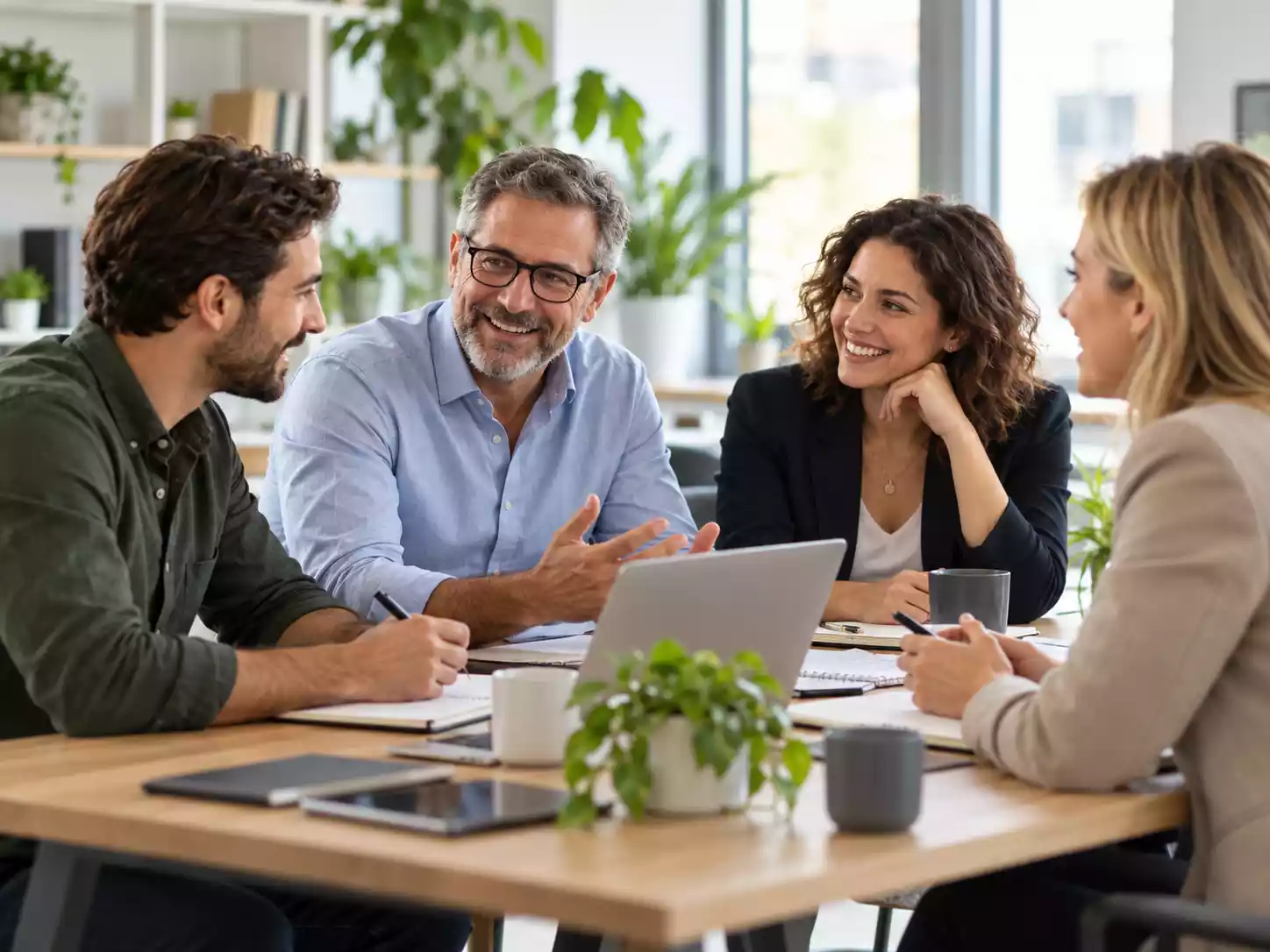 Kleines Team bei einer gemeinsamen Besprechung