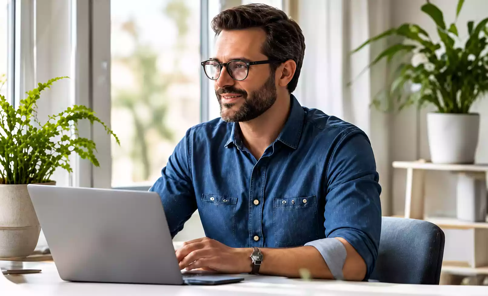 Unternehmer-Coaching 1 Selbstständiger arbeitet konzentriert am Schreibtisch in heller Umgebung
